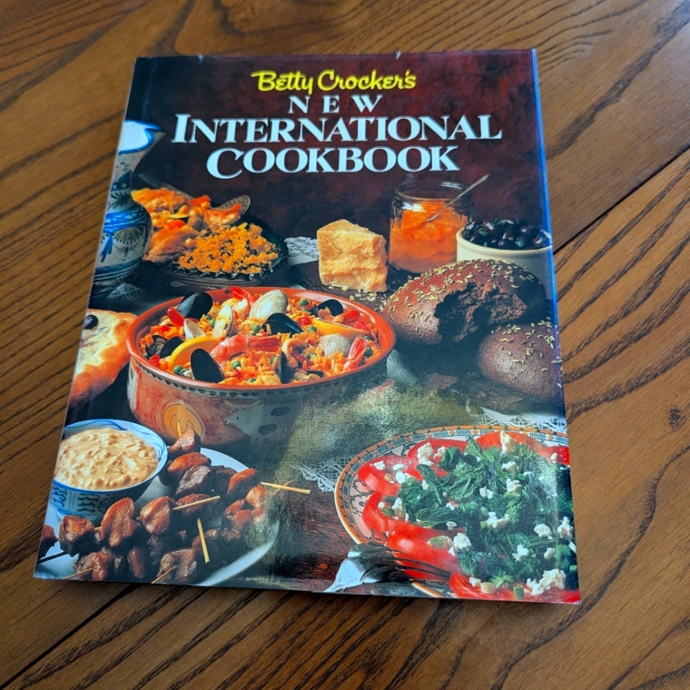 Betty Crocker's New International Cookbook. 1989. Hardcover With Jacket. EUC.